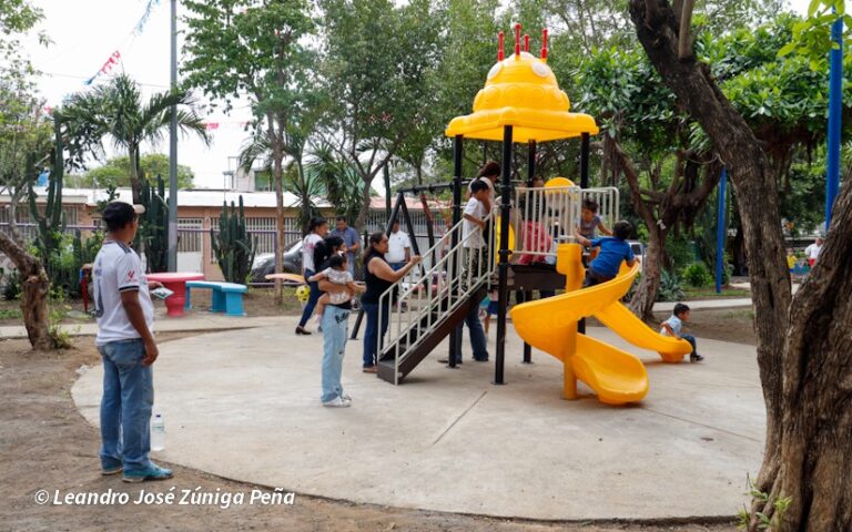 Rehabilitan el parque y cancha del barrio Leningrado