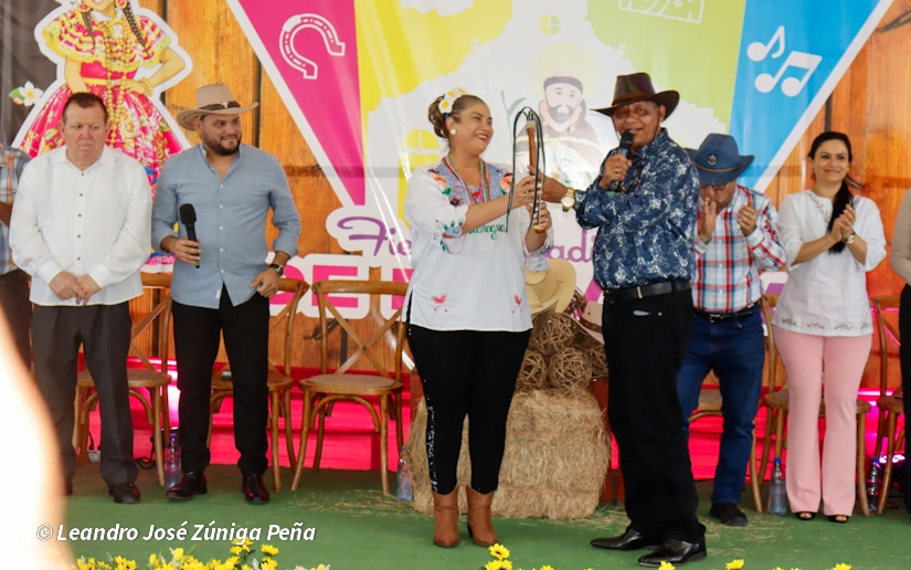 Entregan la tajona a la mayordoma de las fiestas de Santo Domingo