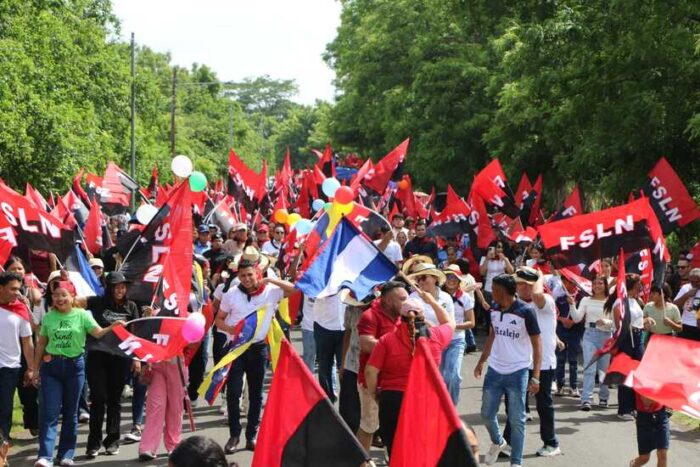 Familias participan en caminatas por el 47/19