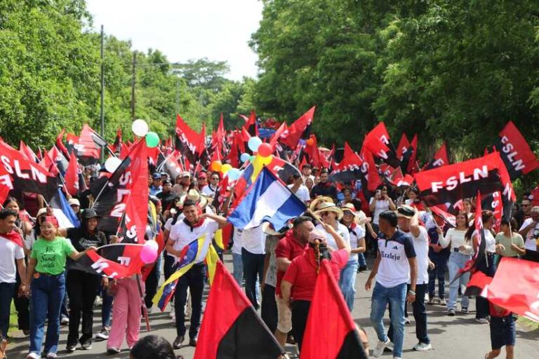 Familias participan en caminatas por el 47/19