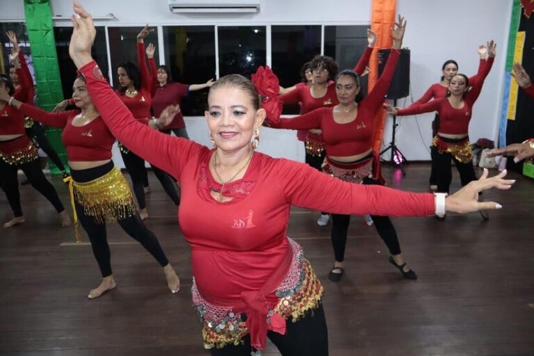 Celebran cátedra de movimientos rítmicos sobre danzas orientales