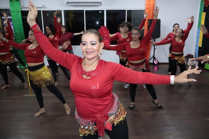Celebran cátedra de movimientos rítmicos sobre danzas orientales