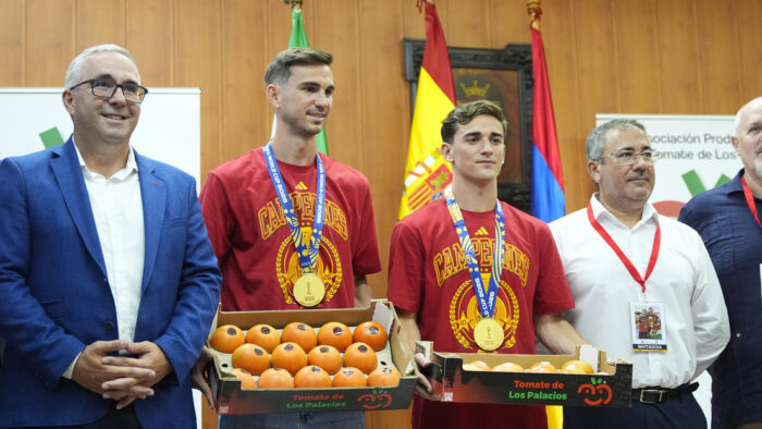 Dos futbolistas que ganaron la Copa del Mundo reciben de regalo: tomates