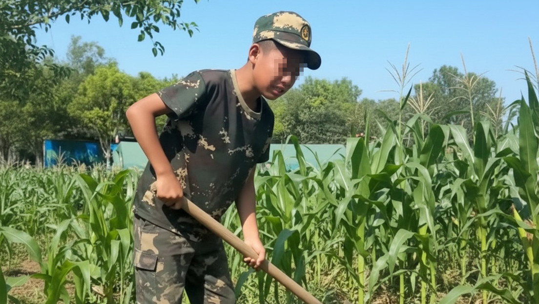 Campamentos de trabajo para niños generan debate en China* Los llamados “campamentos de dificultades” han ganado popularidad entre familias chinas que buscan que sus hijos conozcan las exigencias de la vida y aprendan a valorar el trabajo y las condiciones familiares. Durante estos programas de verano, los menores realizan actividades agrícolas como cavar y vender patatas, retirar corteza de árboles y alimentar cerdos. Los participantes no reciben remuneración y, en algunos casos, sus familias pagan más de 10,000 yuanes, unos 1,500 dólares, por la experiencia. Los campamentos también establecen normas estrictas, entre ellas la prohibición de teléfonos y el cumplimiento obligatorio de las tareas. Videos difundidos en redes sociales muestran a algunos menores llorando y pidiendo regresar a sus hogares, lo que ha generado cuestionamientos sobre las condiciones de estos programas. Mientras algunos padres consideran que estas experiencias ayudan a los niños a salir de su zona de confort y valorar una vida más cómoda, otras voces advierten que una carga excesiva de trabajo podría afectar su desarrollo físico y emocional.