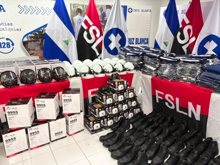 Cruz Blanca entrega uniformes y equipos de protección