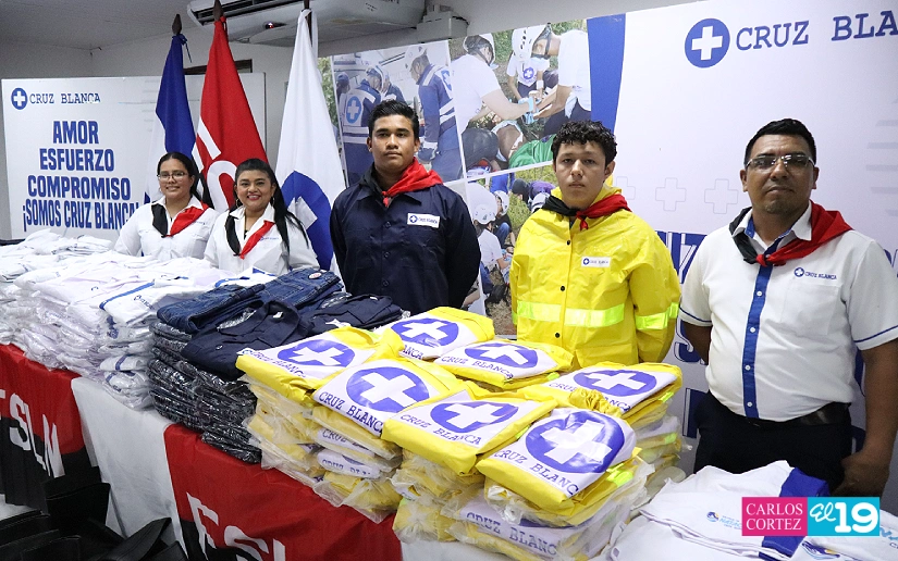 Dotan de uniformes y equipos de protección al personal de la Cruz Blanca