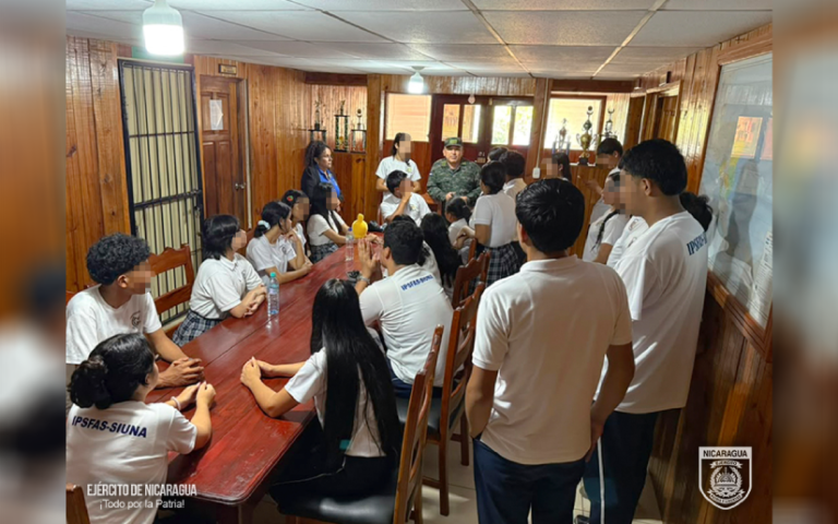 Ejército de Nicaragua comparte con estudiantes de Siuna