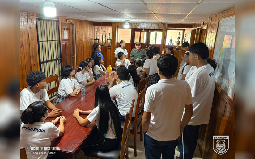 Ejército de Nicaragua comparte con estudiantes de Siuna