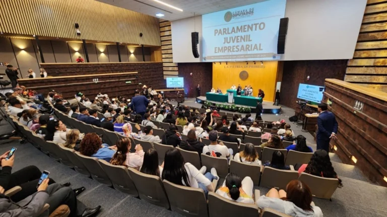 En Parlamento Juvenil Empresarial en México