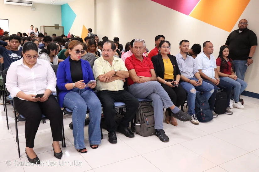 Estudiantes de la UNCSM participan en consulta de la Estrategia de Educación