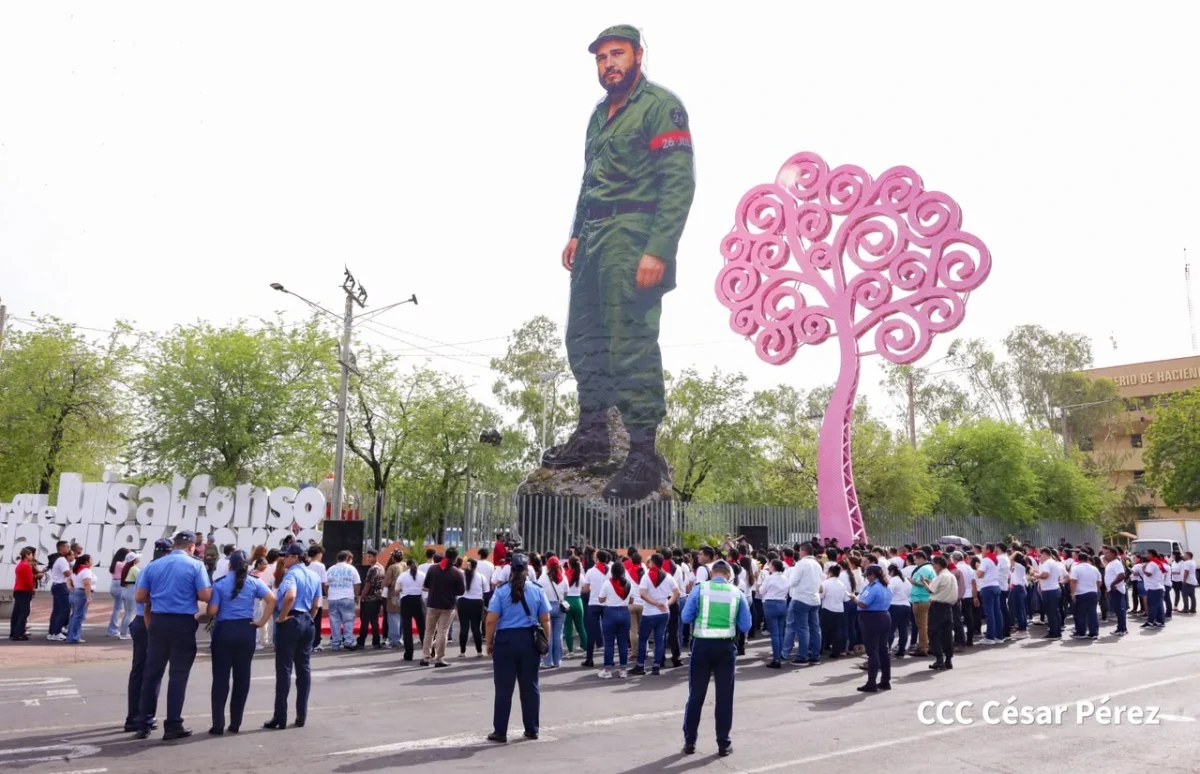 Colocan flores en escultura de Fidel Castro en Managua