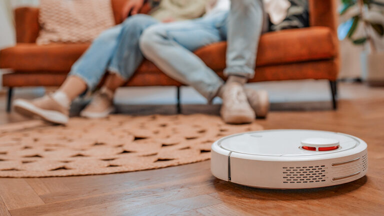 Hombre usa una aspiradora robot para descubrir la infidelidad de su esposa