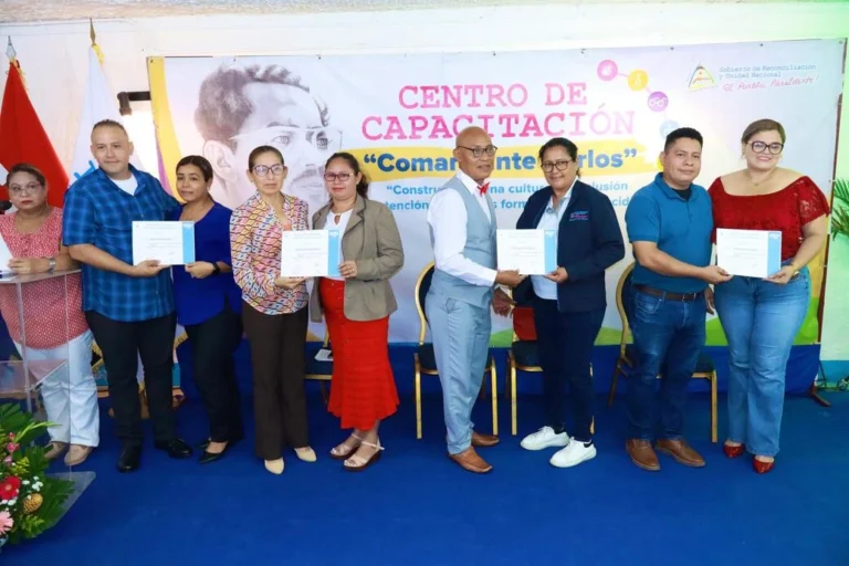 Servidores públicos culminan curso para atender a personas con discapacidad