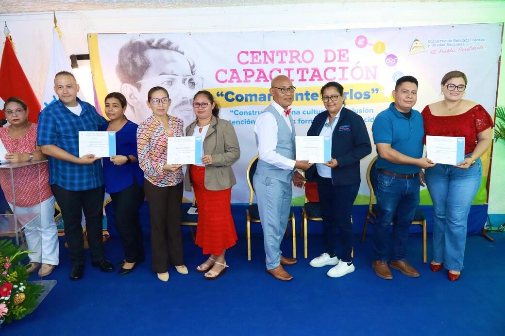 Servidores públicos culminan curso para atender a personas con discapacidad