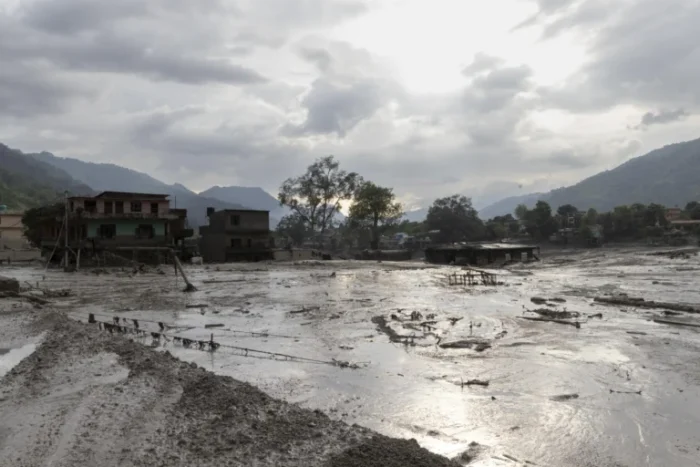 Inundaciones dejan cientos de muertos y desaparecidos en China y Nepal