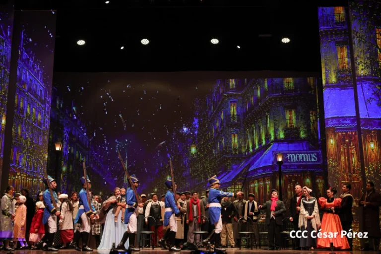 *“La Bohème” abre la II Temporada Lírica en Managua* La ópera “La Bohème”, de Giacomo Puccini, inauguró la II Temporada Lírica en el Teatro Nacional Rubén Darío, con la participación de solistas, estudiantes y maestros del Instituto del Canto Lírico (INCANTO). La puesta en escena transportó al público al París de 1860 para contar la historia de amor y tragedia de un grupo de jóvenes bohemios. El espectáculo contó con músicos de Camerata Bach, la Orquesta Sinfónica Juvenil Rubén Darío y la Schola Cantorum. Laureano Ortega, director de INCANTO y encargado de interpretar a Rodolfo, destacó el reto de presentar una de las óperas más reconocidas y complejas del repertorio internacional. También resaltó la participación de jóvenes talentos nicaragüenses en la producción. La II Temporada Lírica continuará durante los viernes de agosto con una ópera diferente en cada jornada. Las presentaciones serán de entrada gratuita para el público.