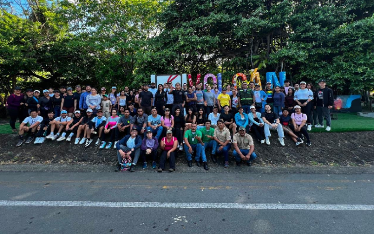 Realizan senderismo en volcán Masaya