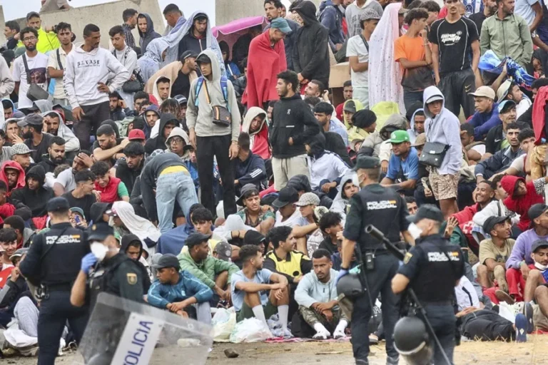 Más de 2.200 migrantes siguen en las calles de Ceuta tras tres semanas de crisis