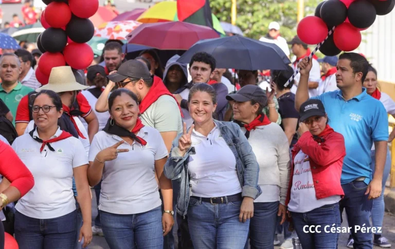 Matagalpa conmemora la Insurrección de los Muchachos* Familias, jóvenes y combatientes históricos conmemoraron en Matagalpa el 48 aniversario de la Insurrección de los Muchachos con una caminata desde el Parque Morazán hasta el Cerro El Calvario. La jornada recordó el levantamiento protagonizado principalmente por estudiantes contra la dictadura somocista en agosto de 1978. Marcia Palacios, quien participó en aquellos acontecimientos, recordó que muchos de los protagonistas tenían entre 14 y 18 años. “Era un delito ser joven”, afirmó al relatar la violencia que enfrentaba la población. La muerte del estudiante José Alberto Chavarría, abatido por la Guardia somocista el 28 de agosto de 1978, detonó el levantamiento de distintos sectores de Matagalpa. El combatiente histórico José Dolores Hernández Palacios destacó el valor de aquella generación y recordó la participación de jóvenes de la Asociación de Estudiantes de Secundaria, el Frente Estudiantil Revolucionario y los Comités de Acción Popular. “Eran jóvenes que estaban dispuestos a dar su vida por la liberación de Nicaragua”, expresó al señalar que aquellos hechos antecedieron a la ofensiva final de 1979. La conmemoración reunió a varias generaciones y concluyó con un concierto de música testimonial y reconocimientos a jóvenes destacados en áreas como educación, deporte y cultura.