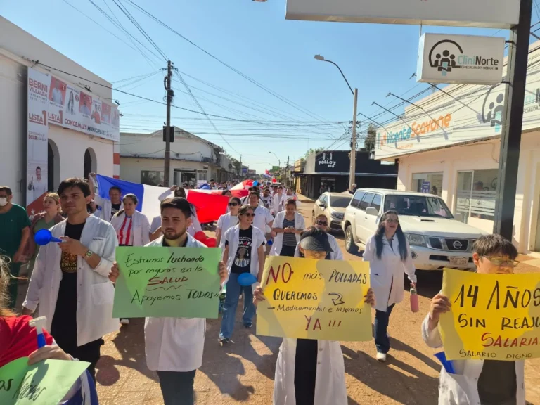 Médicos paraguayos mantienen huelga por reclamos salariales y falta de insumos