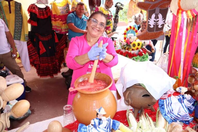 Melania Cruz gana concurso de la Chicha más Rica de Managua 2