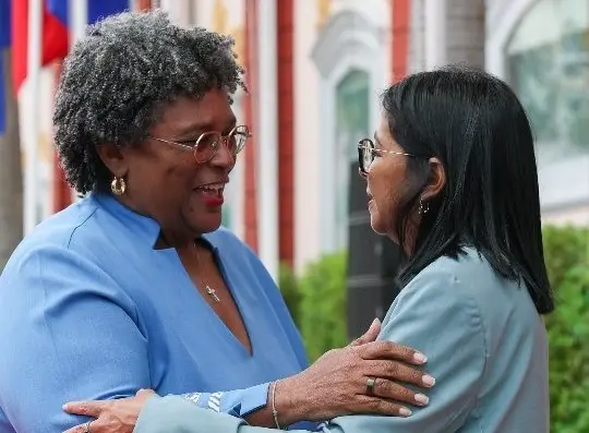 Mia Mottley llega a Venezuela para fortalecer la cooperación bilateral