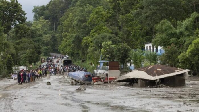Nepal y China suman 584 muertos y alertan por nuevas crecidas