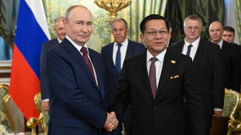 Putin se reúne con su homólogo de Myanmar