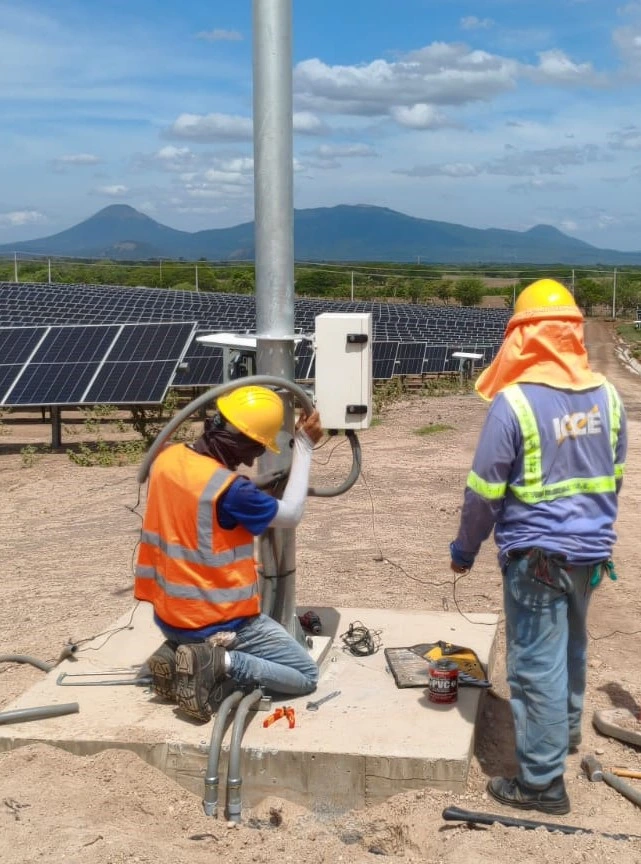 Planta de Energía Solar en Malpaisillo La Planta de Energía Solar que el GRUN a través de Enacal construye cerca de la Ciudad de Malpaisillo, está en su etapa final de construcción y equipamiento, para su puesta en marcha a máxima capacidad. Esta planta cuya generación será para los sistemas de Bombeo de ENACAL a nivel Nacional, vendrá a contribuir en la sostenibilidad y mejora continua de los servicios de agua y saneamiento a nivel nacional. Con un 96% de avance a la fecha, se ha recibido en esta semana, los transformadores necesarios para inyectar a la red de inter-conectado nacional, 22 megavatios de energía limpia, previéndose su finalización y puesta en marcha, Dios Mediante para el mes de septiembre.