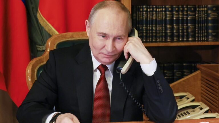 Putin sostiene conversación telefónica con su homólogo de EAU