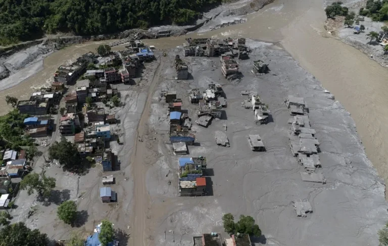 Riada deja 553 muertos entre Nepal y China