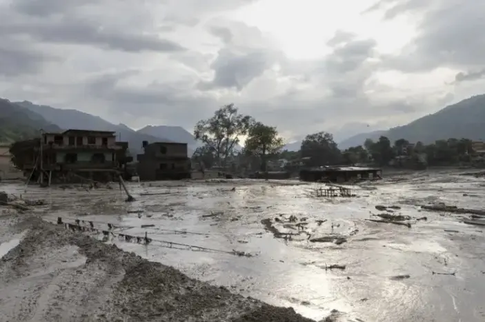 Riada elevó a 676 muertos en Nepal y China
