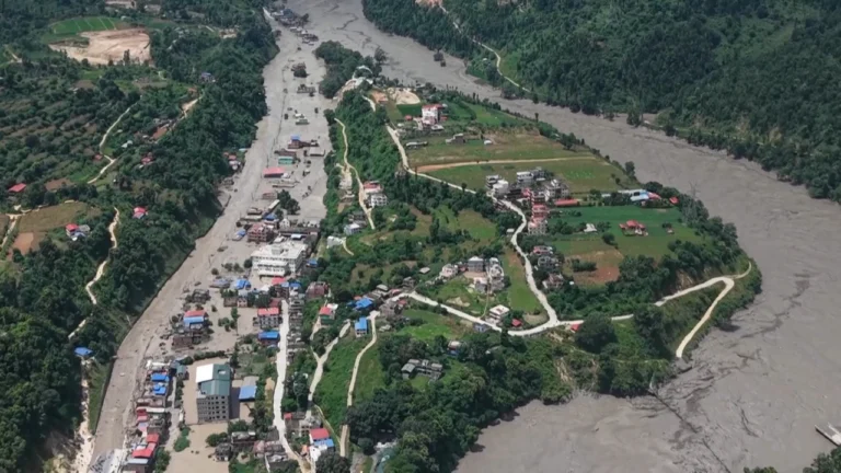 Riada en Nepal y China deja más de 270 muertos y 1.300 desaparecidos