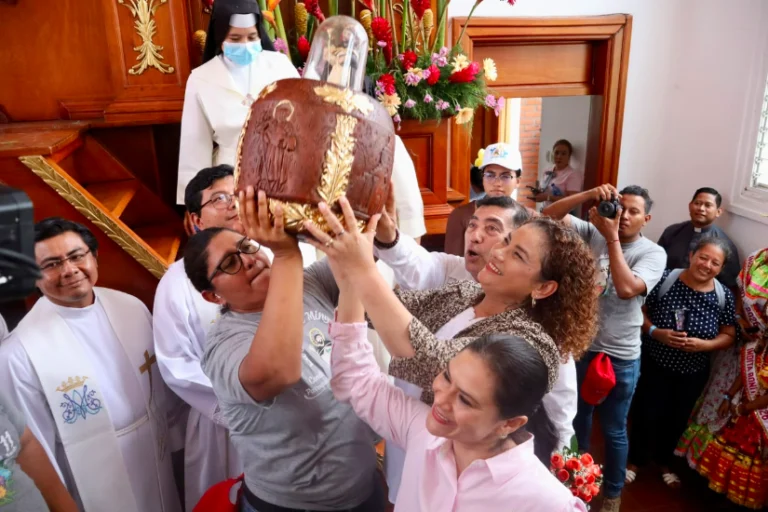 Fervor religioso en la tradicional subida de la imagen de Santo Domingo