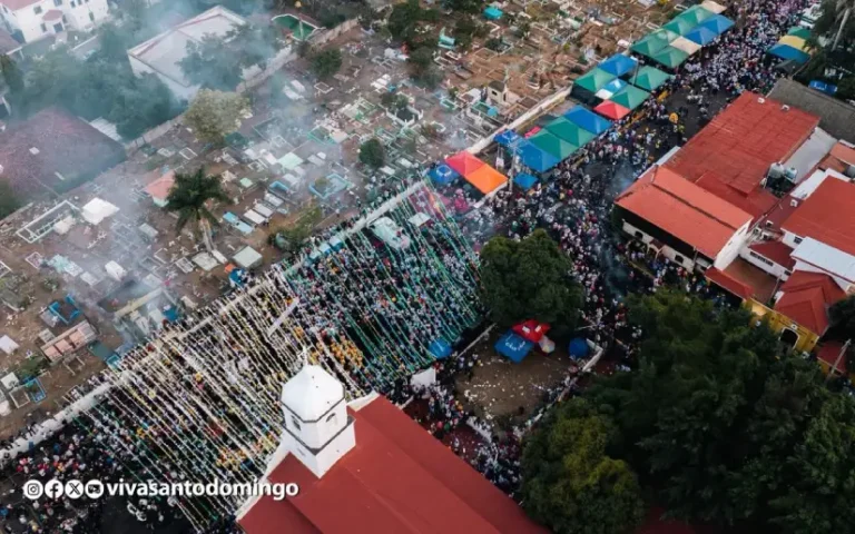 Imágenes aéreas: miles de devotos acompañan el recorrido de Santo Domingo de Guzmán