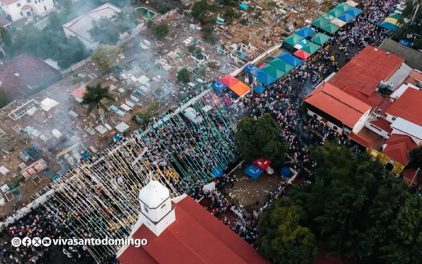 Imágenes aéreas: miles de devotos acompañan el recorrido de Santo Domingo de Guzmán