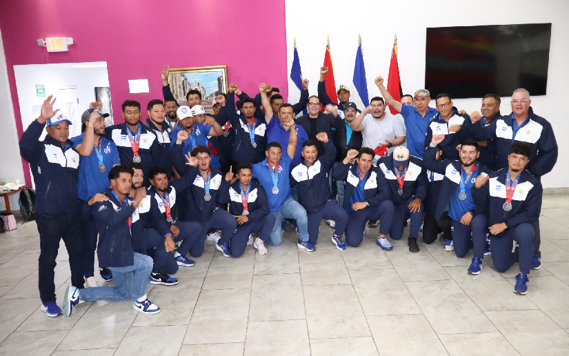 Selección de Béisbol de Nicaragua regresa con medalla de plata de Santo Domingo 2026