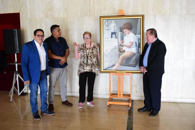 Teatro Rubén Darío recibe obra pictórica en homenaje a la escultora Edith Gron