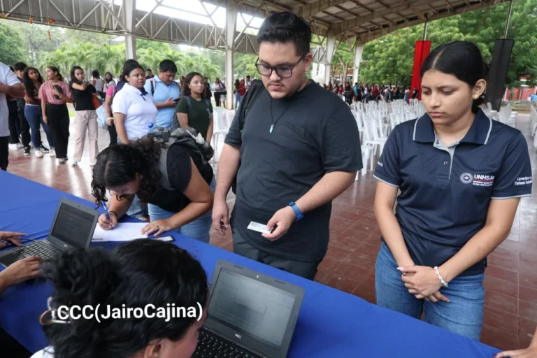 Inicia la entrega de 30 mil becas “Pueblo Presidente”