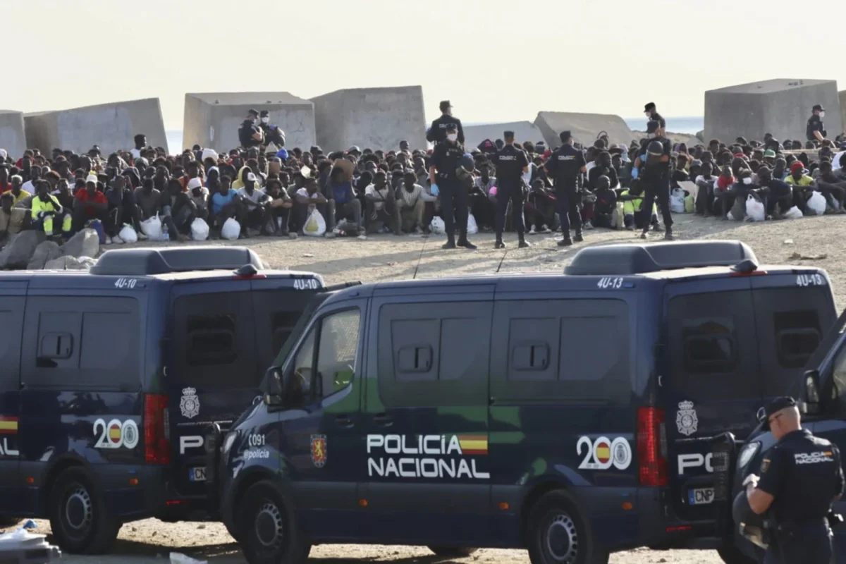 Trasladan a 1.700 migrantes ante crisis en Ceuta