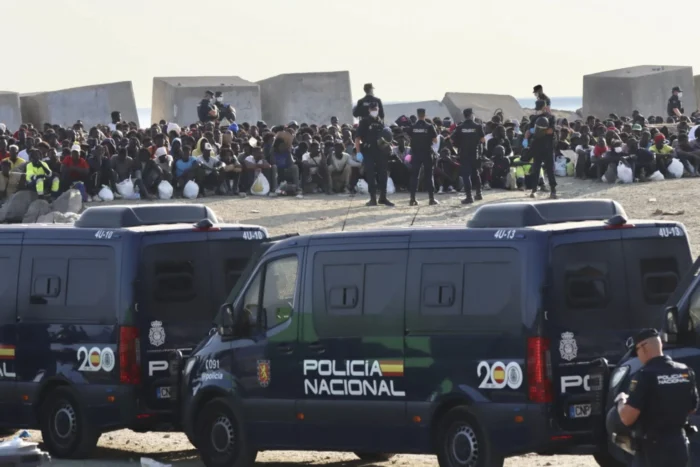 Trasladan a 1.700 migrantes ante crisis en Ceuta