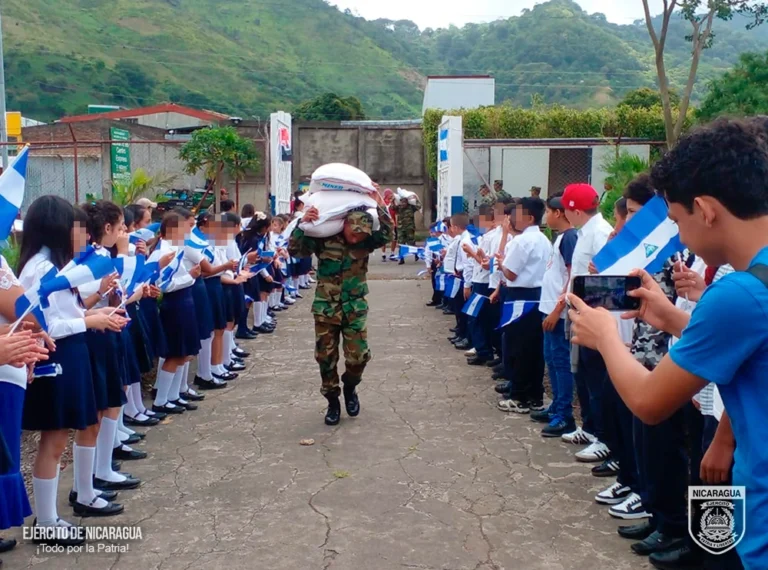 Ejército de Nicaragua participa en descargue de merienda escolar