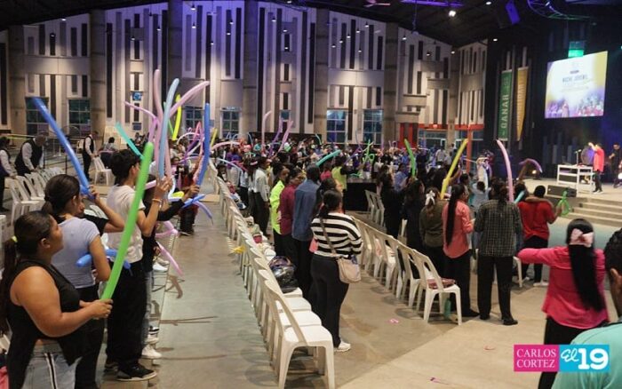 Jóvenes participan en una Noche Cristiana