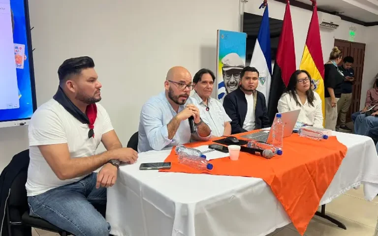 Jaime con estudiantes Universidades Pueblo Presidente