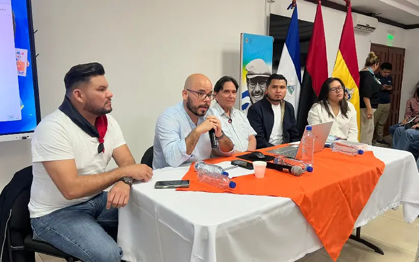 Jaime con estudiantes Universidades Pueblo Presidente