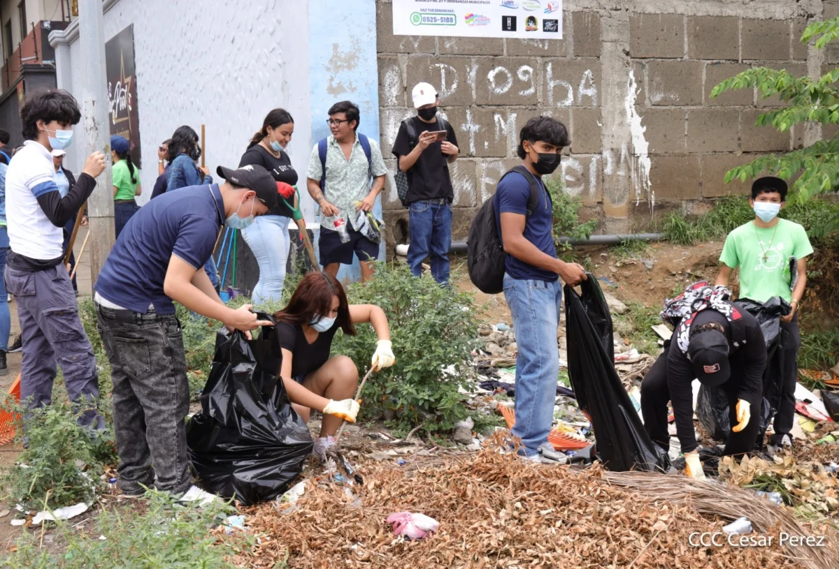 Jóvenes se suman a la limpieza del cauce ubicado en La Vicky
