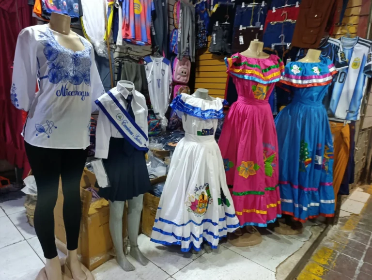 Uniformes, trajes típicos y accesorios para celebrar las Fiestas Patrias