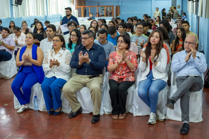 Estudiantes participan en Retos Innova-Crea