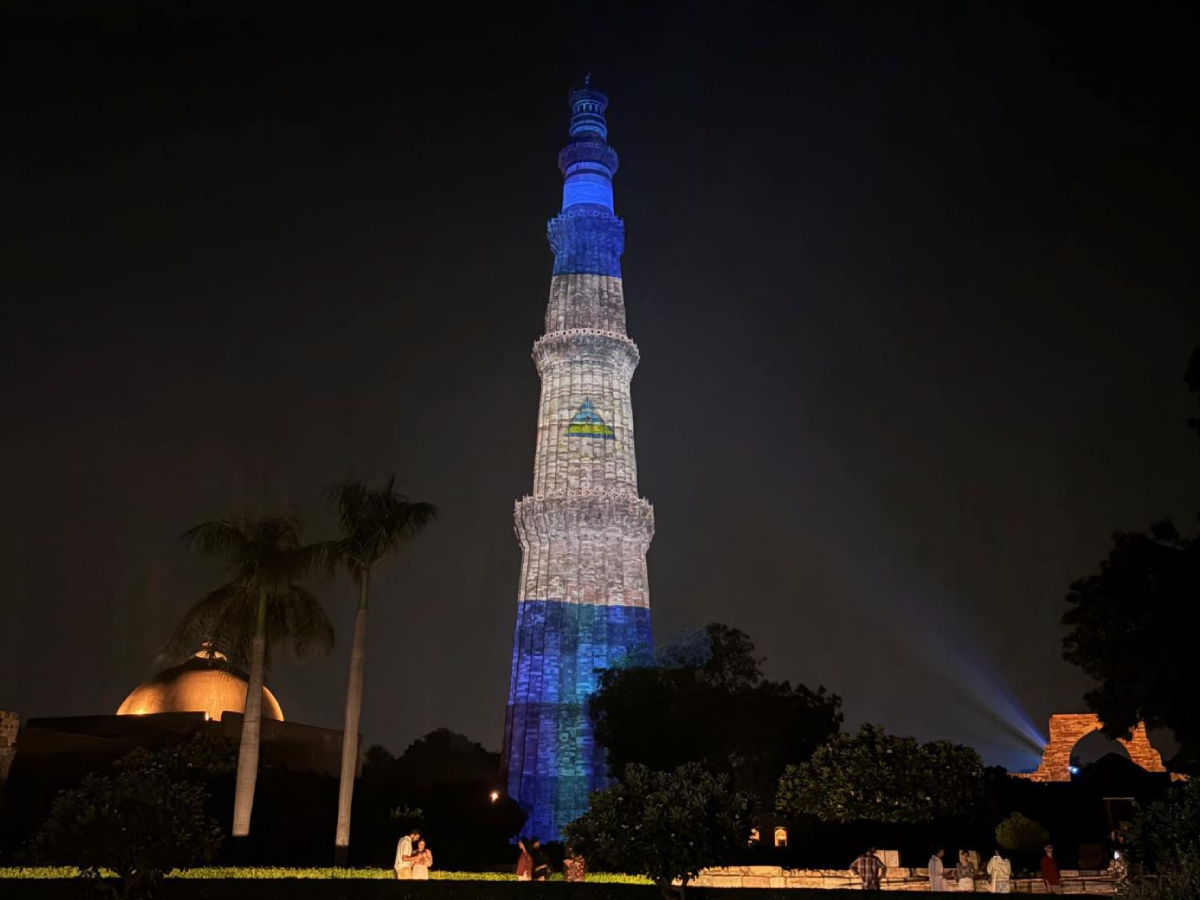 Bandera de Nicaragua ilumina Histórico Monumento Qutb Minar de la India