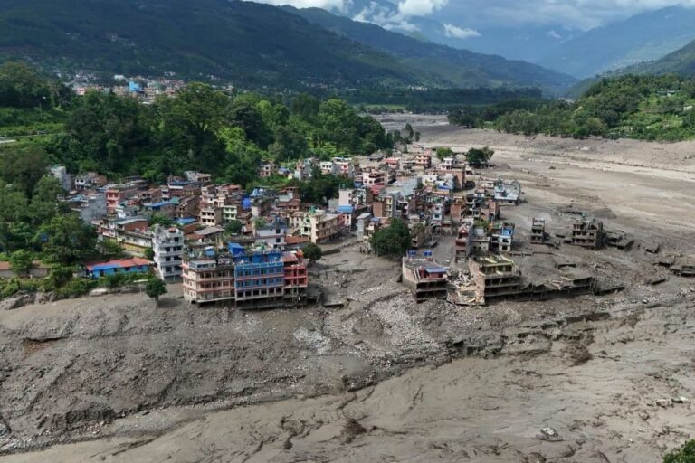 Más de 1.000 los muertos por inundaciones y deslizamientos en China y Nepal